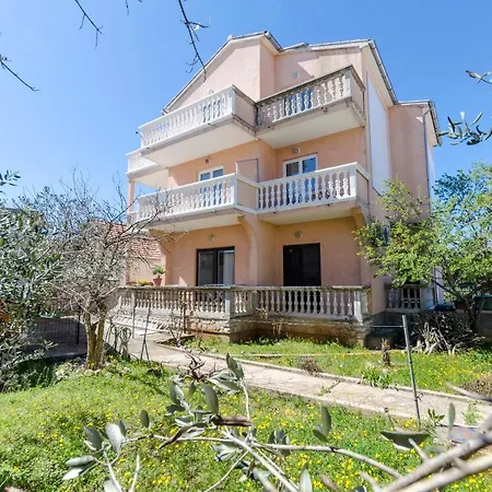 Apartament Vili *